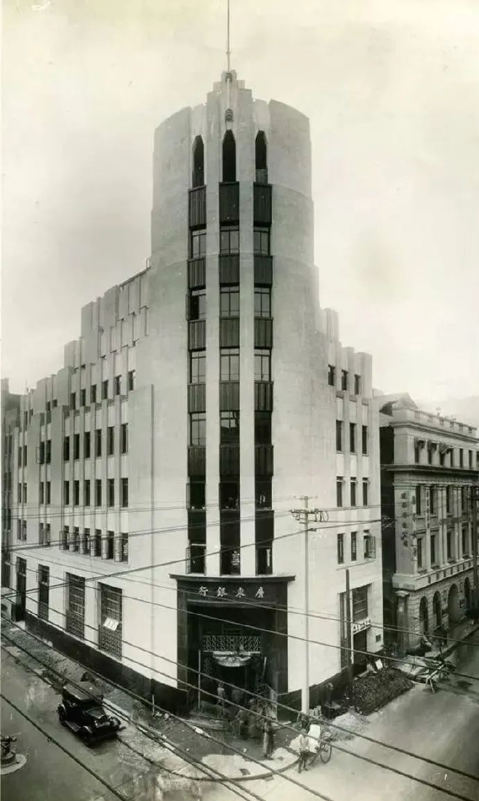 位于今宁波路江西中路口西北角的原广东银行大楼，是近代宁波路上众多金融建筑中的佼佼者