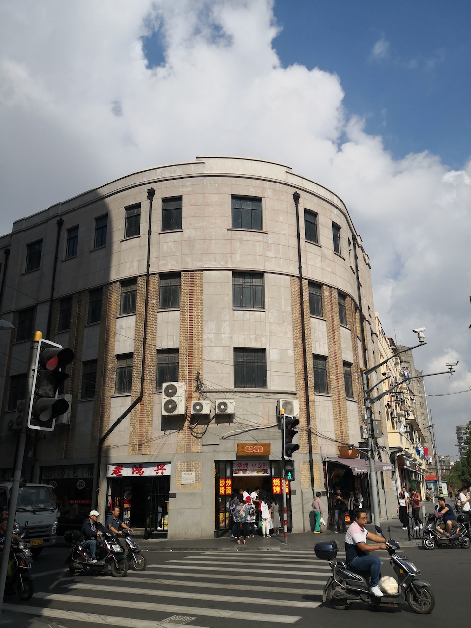 今河南中路宁波路西北角,宁波路180号的原美丰银行大楼。