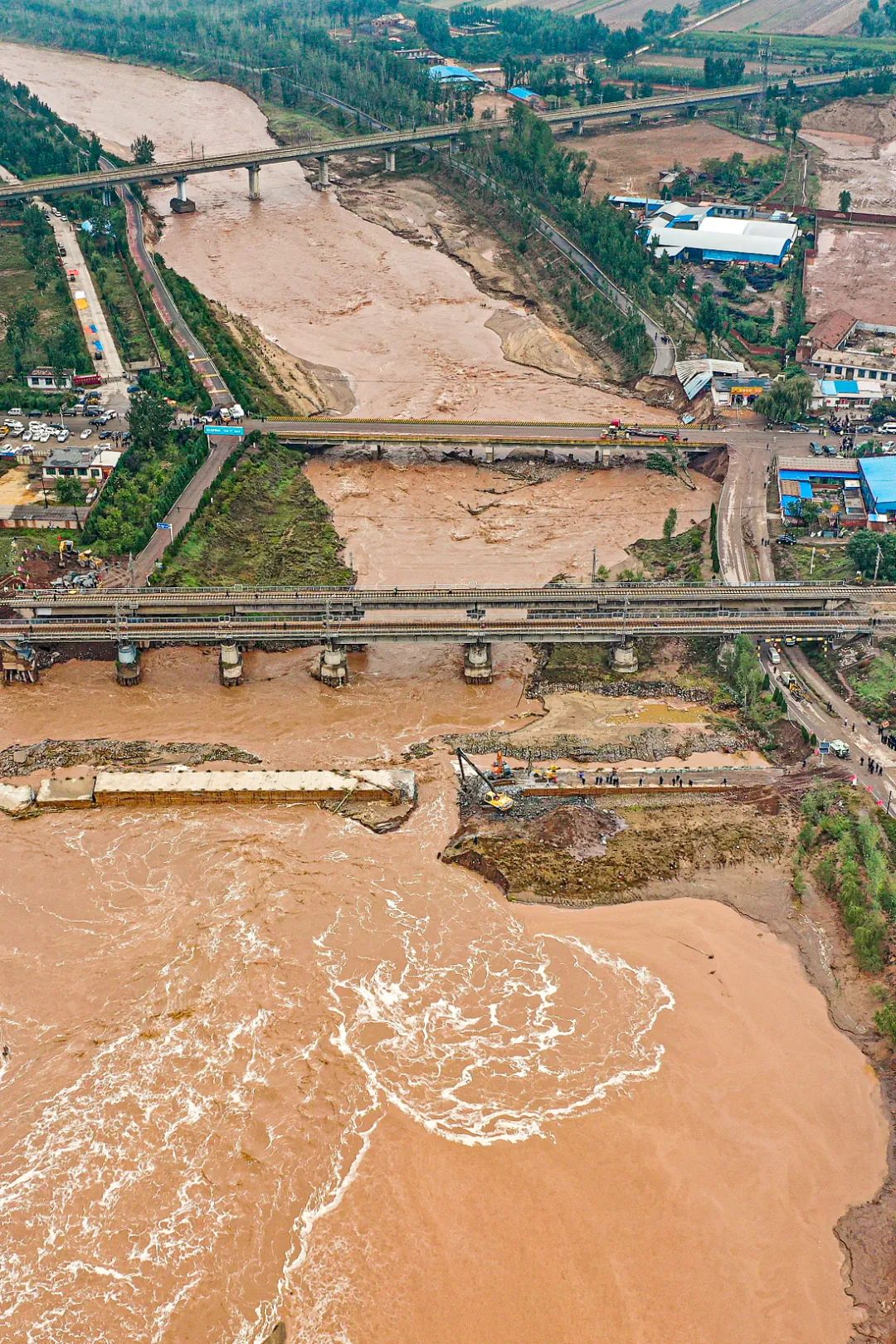 2021年10月，山西晋中昌源河大桥桥台被冲垮，铁路双向中断。 经过紧急抢险，上行线已经可以通车。 图/人民视觉