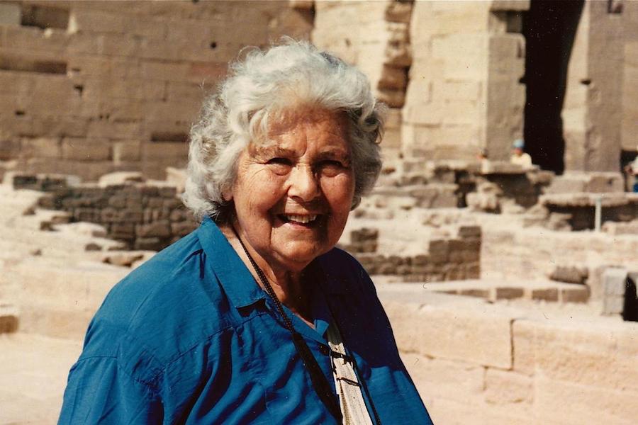 描写夏鼐先生的Peggy Drower是位百岁老人(1911–2012),也是埃及考古学之父费林德·皮特里最后一位学生。除了判过夏鼐先生的作业,她还与夏鼐有着千丝万缕的联系:30年代都曾在埃及的阿尔曼特(Armant)随迈尔斯( O. H. Myers)发掘;夏鼐先生的老师格兰维尔(Stephen Glanville)推荐她在伦敦大学学院历史系工作。 图片来源:The Times https://www.thetimes.co.uk/article/peggy-drower-3lcxkjp2ktd