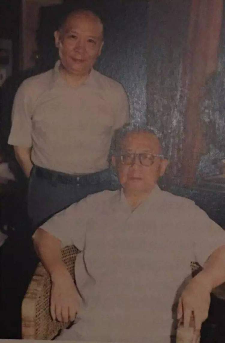 王有林和王南屏(立者)