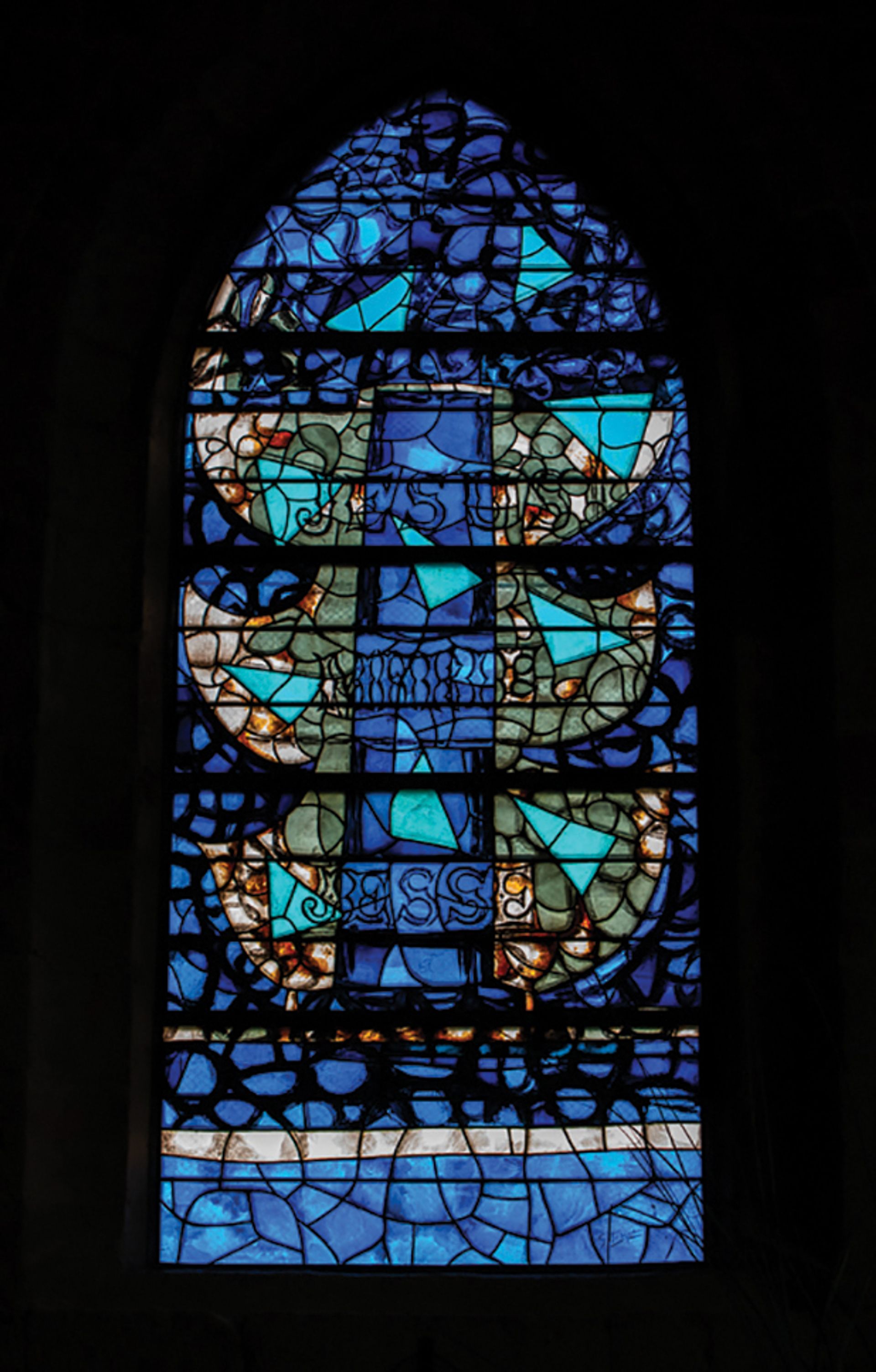 乔治·布拉克1961年设计的教堂彩色玻璃窗