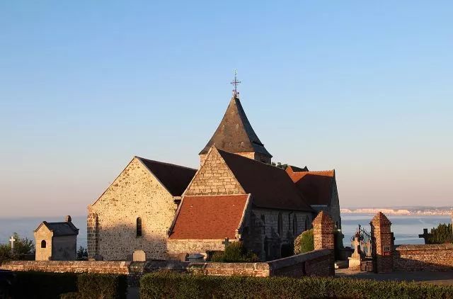 矗立在悬崖的圣瓦勒里教堂（Saint-Valéry）
