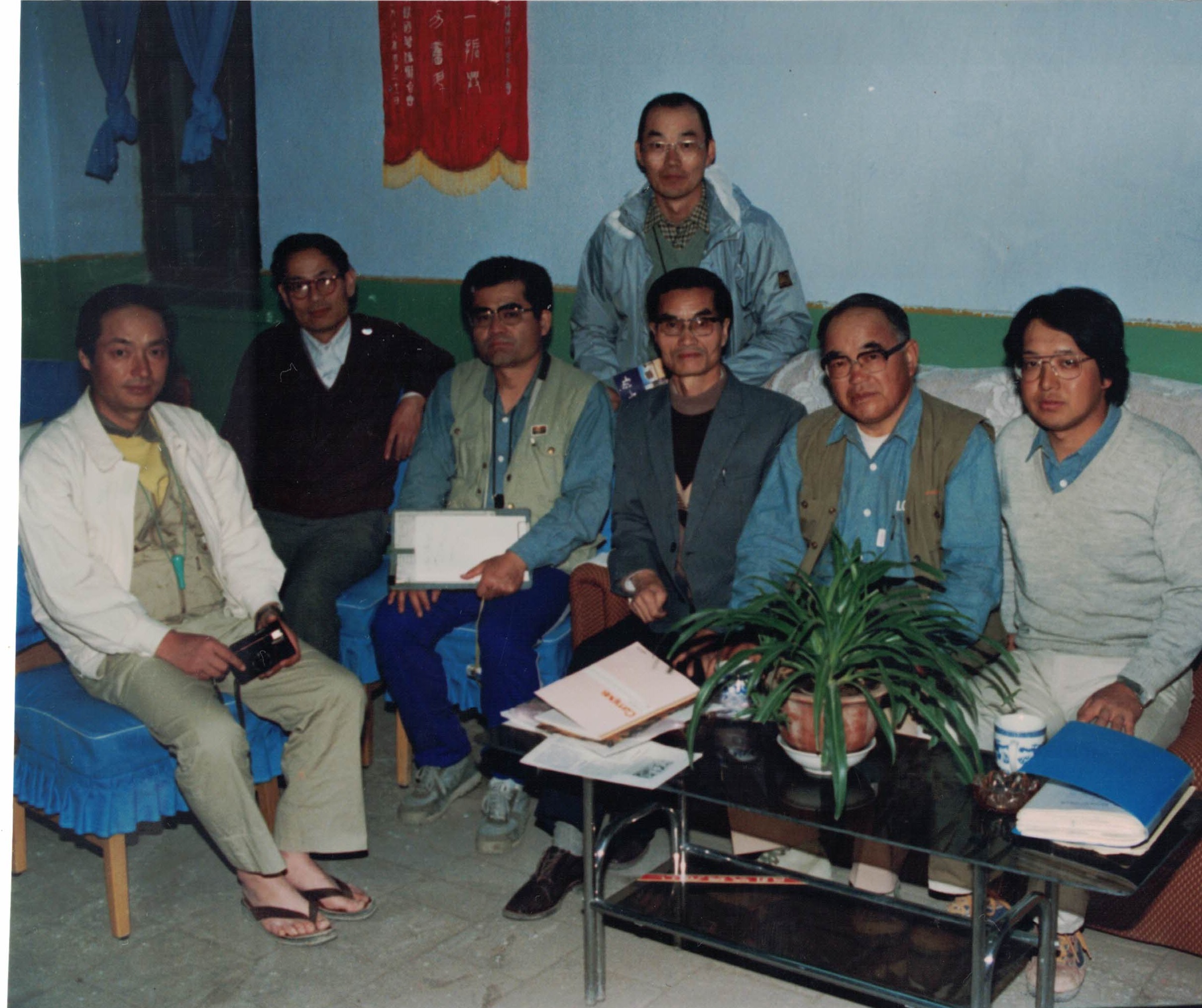 1988年10月11日,侯灿先生会见早稻田大学长泽和俊教授(右二)、伊藤敏雄(右一)、中岛幼八(翻译、后排高坐者)以及朝日新闻社记者。