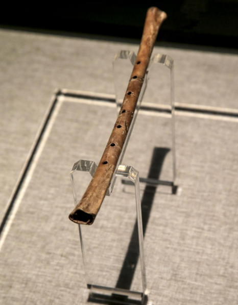 作为河南博物院“镇馆之宝”之一的贾湖骨笛曾在河南博物院国宝特展厅亮相