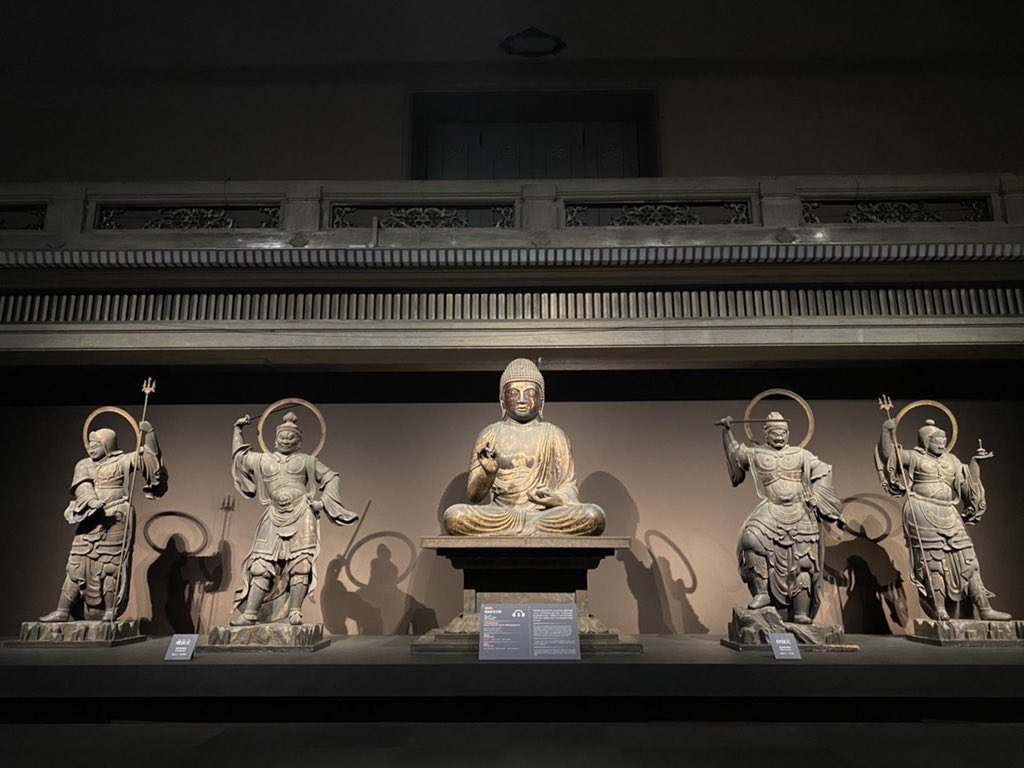 展览现场，药师如来坐像（中） 平安时代 10世纪；左起：广目天王立像 平安时代 10世纪；增长天王立像 镰仓时代 13世纪；持国天王立像 平安时代 10世纪；多闻天王立像 平安时代 10世纪；均为京都六波罗蜜寺藏，日本重要文化财