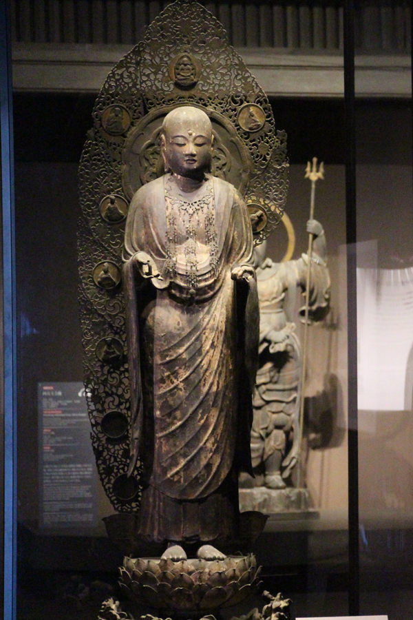 展览现场,地藏菩萨立像(传为定朝作),平安时代 11世纪,京都 六波罗蜜寺藏,日本重要文化财