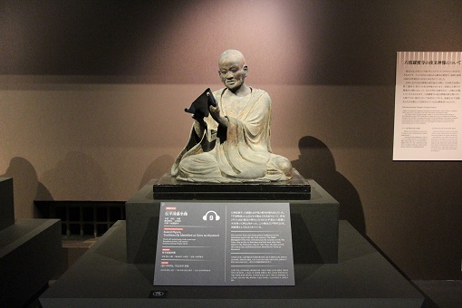 展览现场，（传）平清盛坐像，镰仓时代 13世纪，京都 六波罗蜜寺藏，日本重要文化财； 手持经卷的僧侣，被作为清盛像流传至今