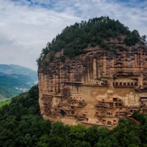麦积山石窟：小陇山上的千年佛国