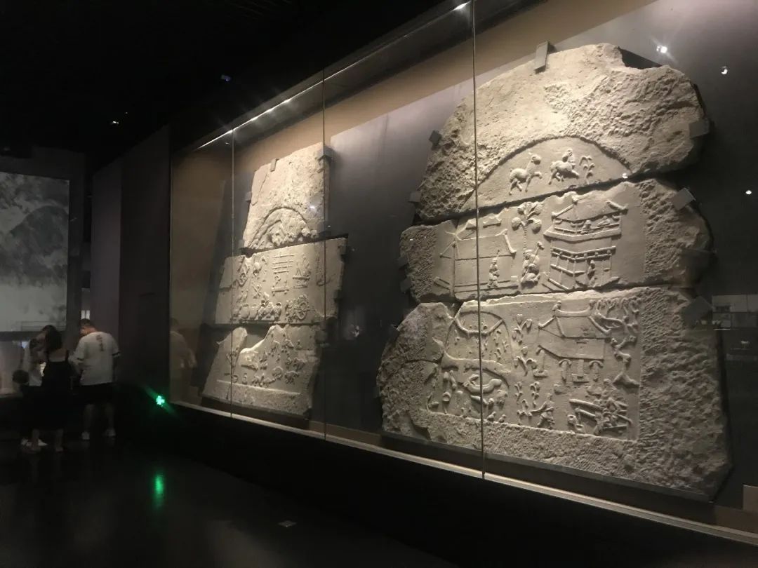 成都博物馆展厅内陈列的东汉画像石