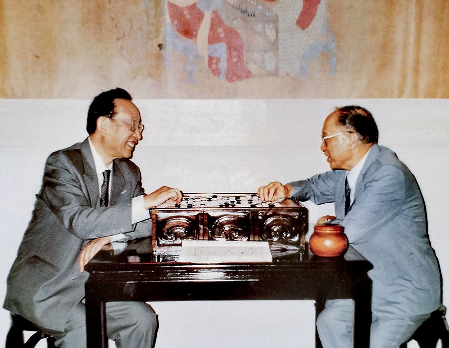 1993年，谢辰生与台北故宫博物院院长秦孝仪对弈交谈