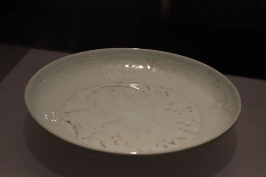 卵白釉印花“太禧”铭盘 元后期
