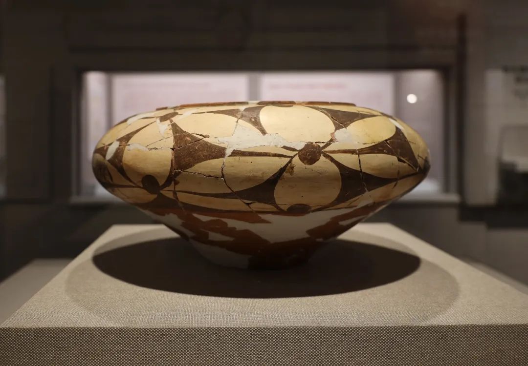 花卉纹彩陶罐 新石器时代晚期 1996年河南省邓州白庄村八里岗遗址出土