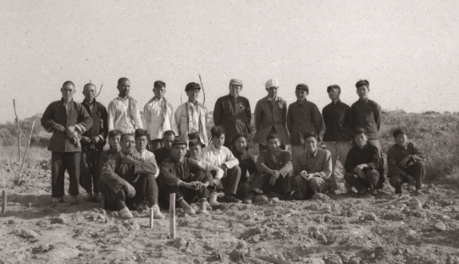 1957年邯郸武安龟台发掘区开工照 (后排右五为宿白先生，右三为邹衡先生)