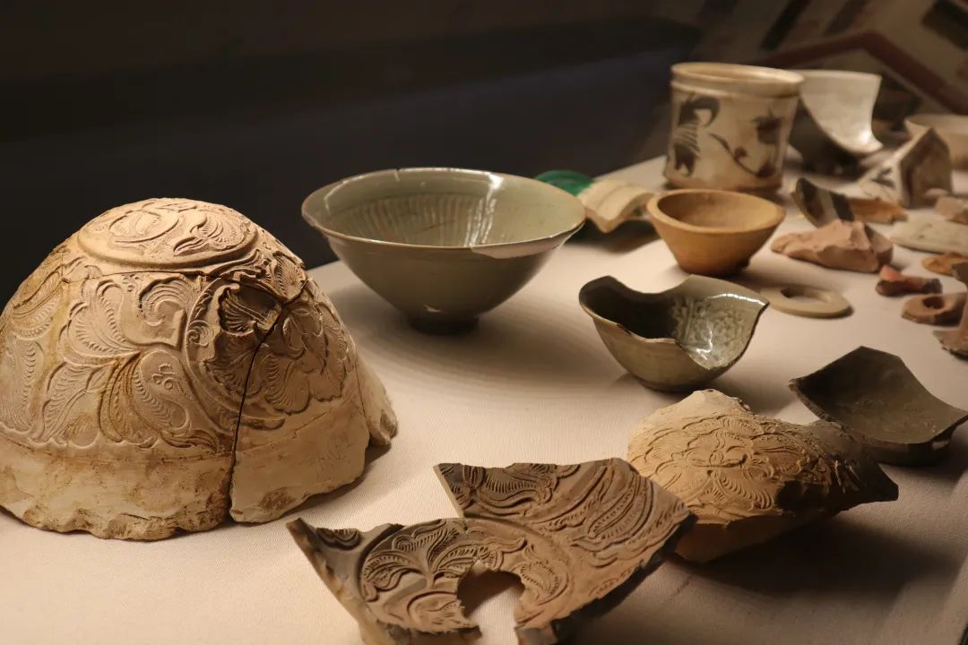 学院发掘的部分窑址窑具及瓷器标本 来源有越窑、龙泉窑、临汝窑、洪州窑、磁州窑等。