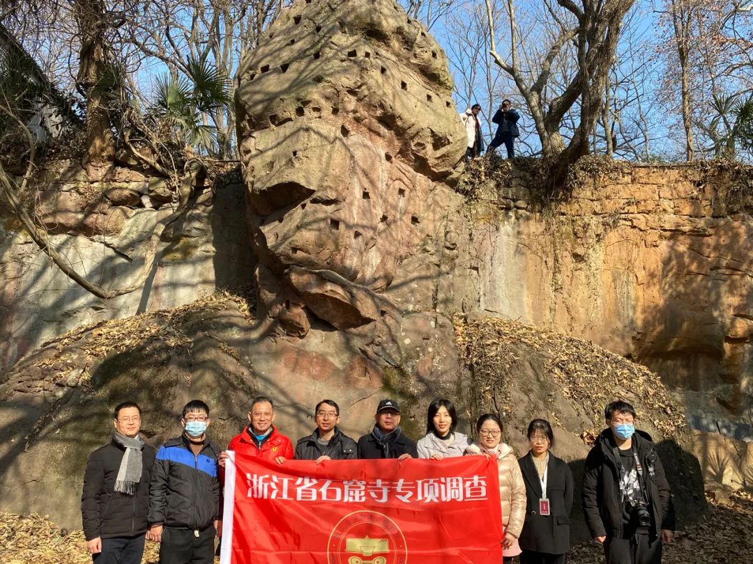 2021年“浙江石窟寺专项调查”期间调查队在宝石山大佛寺造像前合影