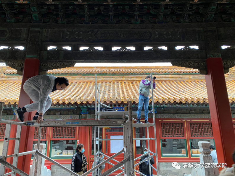 清华大学建筑学院师生在故宫进行测绘