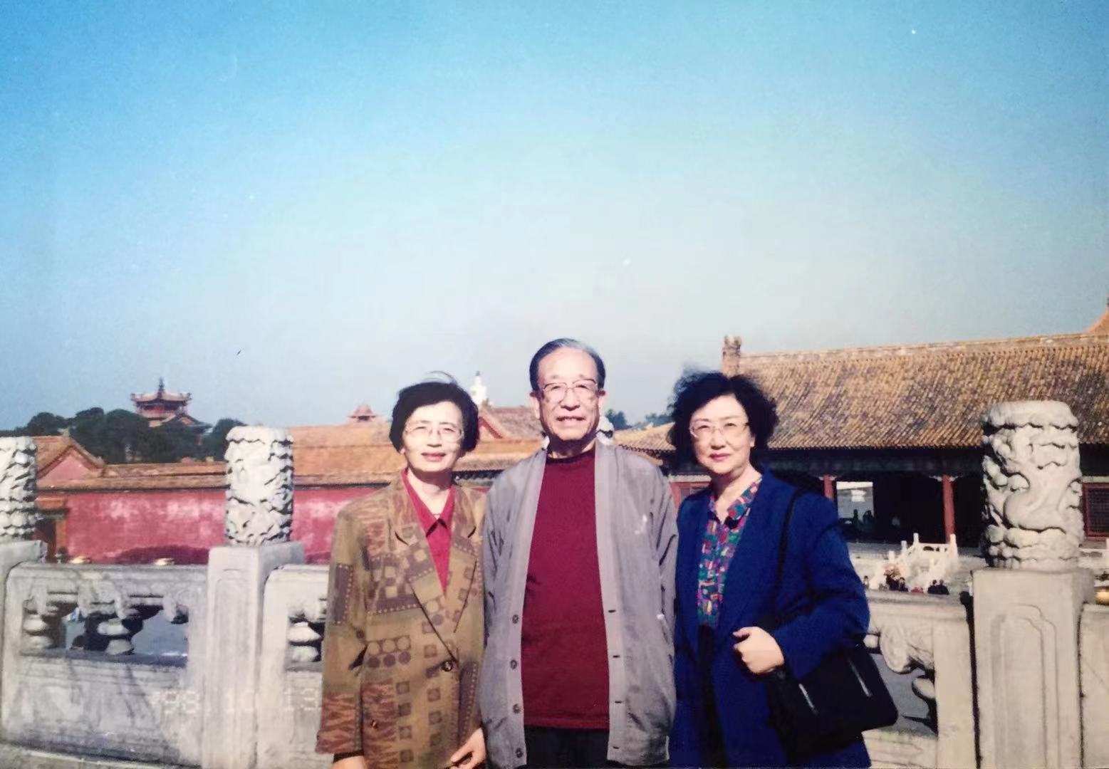 1990年代两位姐姐与叔谢辰生于北京