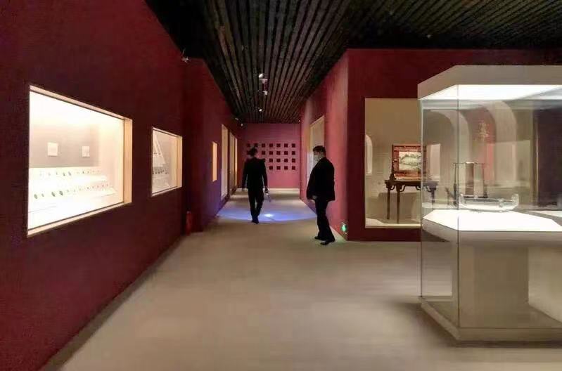 闭馆期间,上博展厅内没有观众,安保人员在展厅例行巡逻