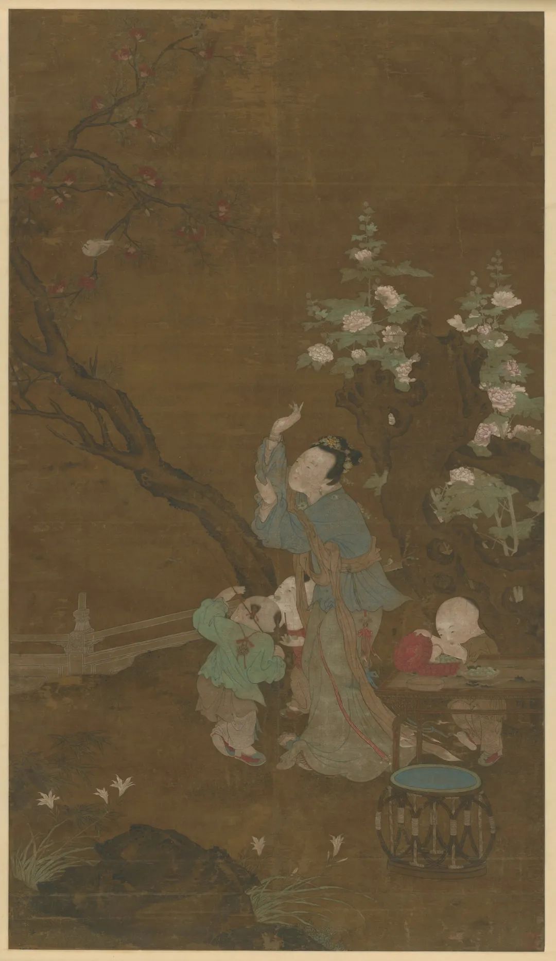 明·佚名·庭院嬉戏图 绢本设色 184.2×105.2厘米 湖南省博物馆藏