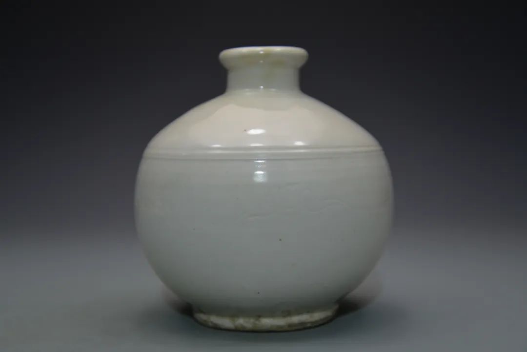 定窑白釉云纹小口短颈瓶 五代至北宋 定州净众院塔基地宫出土 定州市博物馆藏