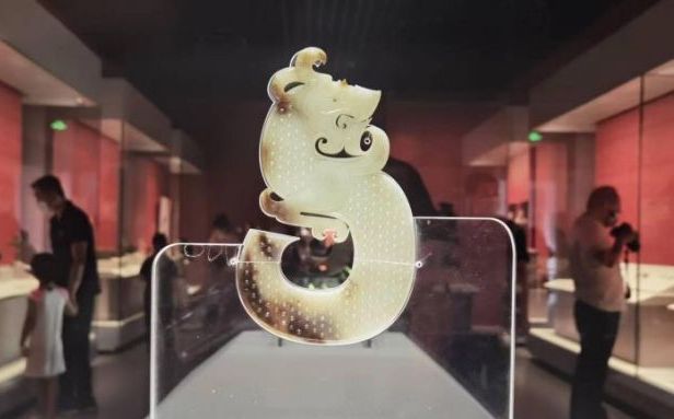 1994年出土于徐州狮子山楚王墓的S形玉龙。