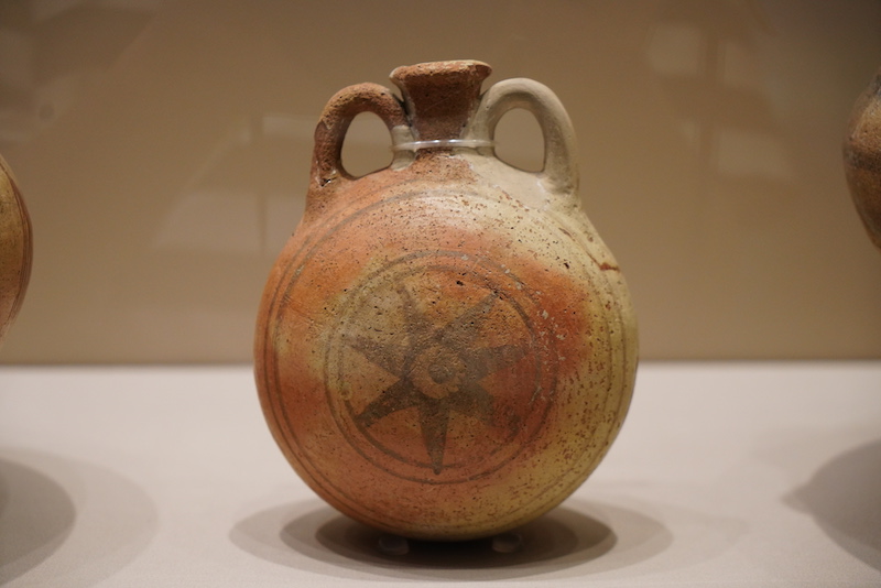 体现太阳崇拜的彩陶壶 公元前1600—前1200