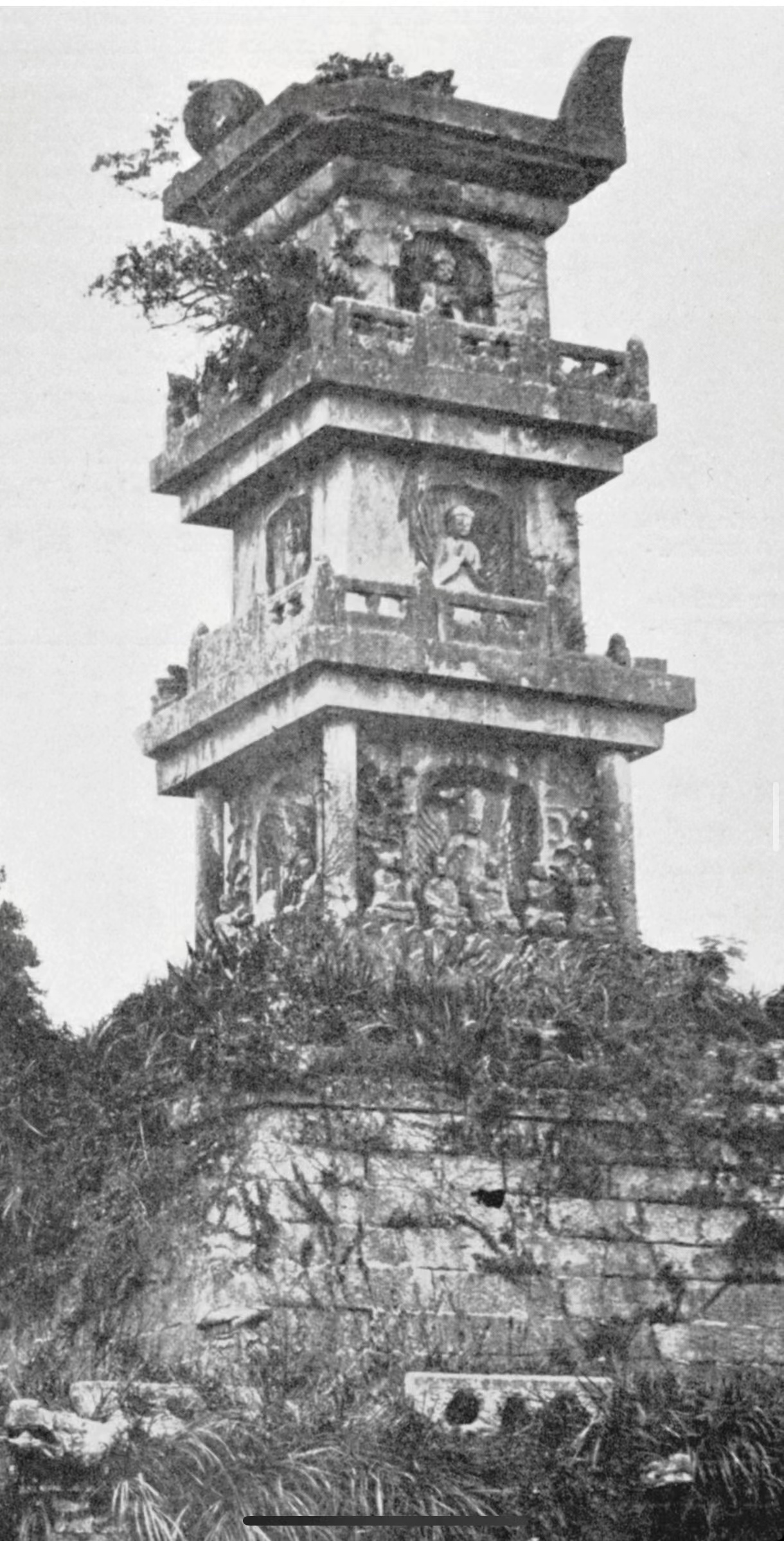 四方石塔遗址,每层塔身四周环绕着回廊和栏杆,每面开一壁龛,内供一佛像,塔顶有叶状装饰,塔下的台基旱阶梯状。位于舟山群岛中的普陀岛(来自:弗兰克摄影集,汉堡)