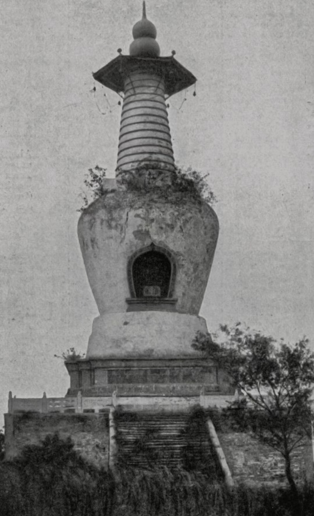 京杭大运河河畔的法海寺白塔，外形类似印度的窣堵波。由台阶登上方形平台，平台四周围着栏杆；塔身为圆腹状，似瓶又似钟；另有佛龛中陈设佛像，塔顶有一天棚，葫芦形塔刹，显然借鉴了藏传佛教建筑造型（弗兰克摄，汉堡）