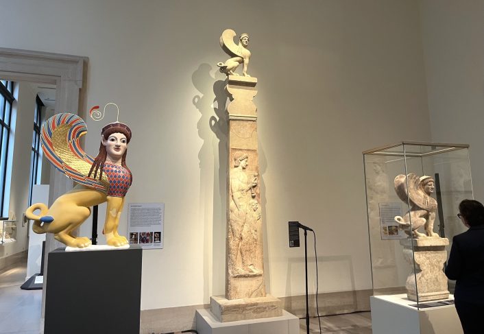 大都会博物馆展厅中,公元前530年的狮身人面像(右)与重建品共同展出