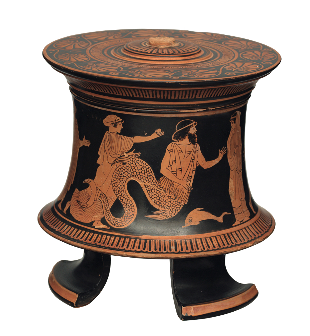 阿提卡红绘带盖盒（非现场展品），公元前 470-前460年，陶土，高12.5厘米，口径8.8厘米，盖径13.5厘米，雅典国家考古博物馆藏；展览以全息投影呈现。 盒上人身鱼尾的蓄须男子被认为是特里同（Triton），或安菲特里忒（Amphitrite）的父亲涅柔斯（Nereus），正在向她的母亲多里斯（Doris）宣布女儿被意外绑架的消息。 画面另一侧描绘波塞冬追逐安菲特里忒。作品由一名来自埃伊纳岛（Aigina）的安菲特里忒画家所作。