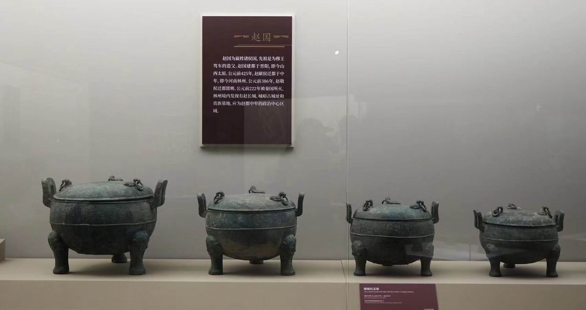 展览现场的“蟠螭纹盖鼎”