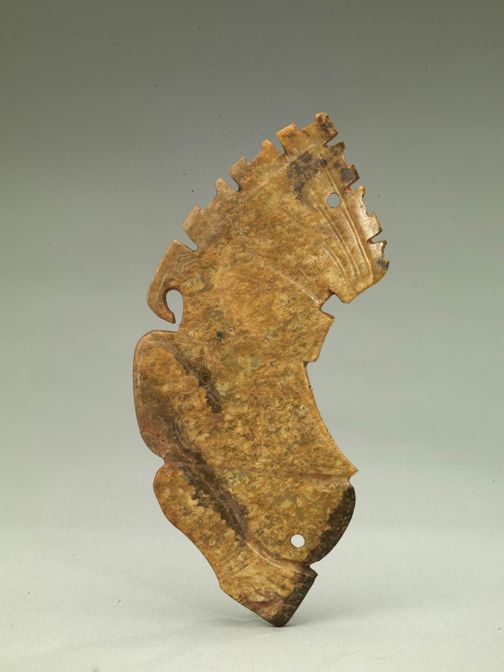 凤首人身形玉佩,商代晚期(公元前13世纪—前1046年),高9.8厘米,宽3.8厘米,厚0.3厘米,1976年安阳小屯妇好墓出土,河南博物院藏