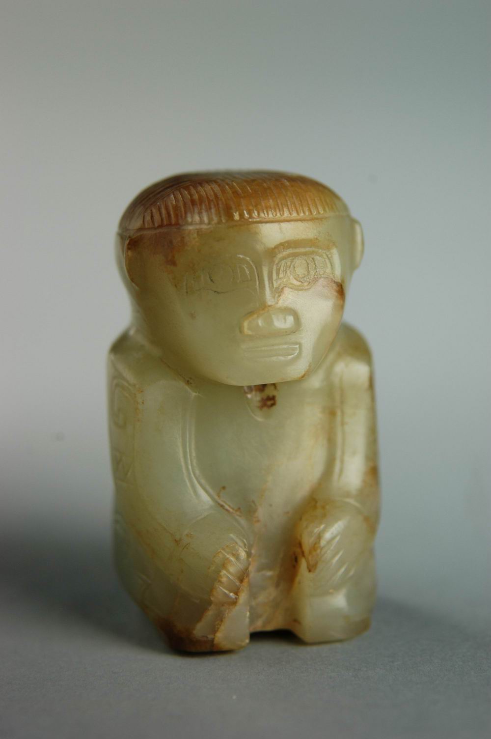 跽坐人形玉佩,商代晚期(公元前13世纪—前1046年),高5.6厘米,宽2.8厘米,1976年安阳小屯妇好墓出土,河南博物院藏