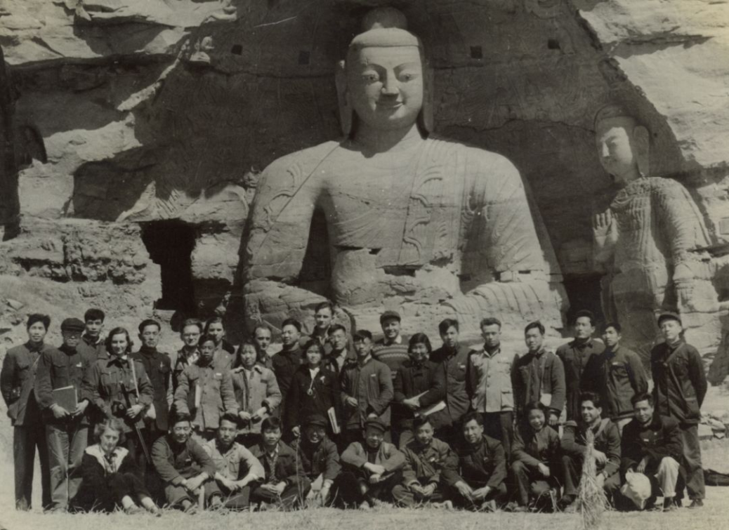 1955年宿白先生(前排左五)和北京大学历史系考古专业1952级同学在云冈实习