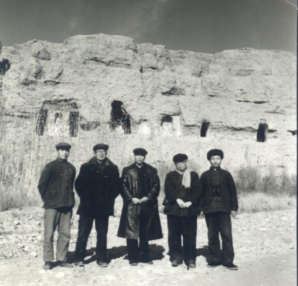 1964年在敦煌西千佛洞考察,左二常书鸿,右二王静如,中间为徐灵,左一白滨,右一史金波