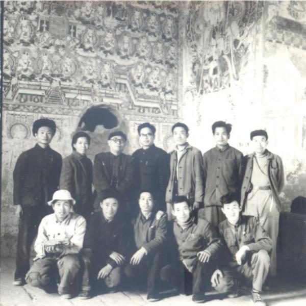 1964年 考察榆林窟 后排左三王静如先生、左四宿白先生,左二李承仙先生、右一李贞伯先生,右三白滨,左一史金波,前排中为刘玉权,左一为陈炳应