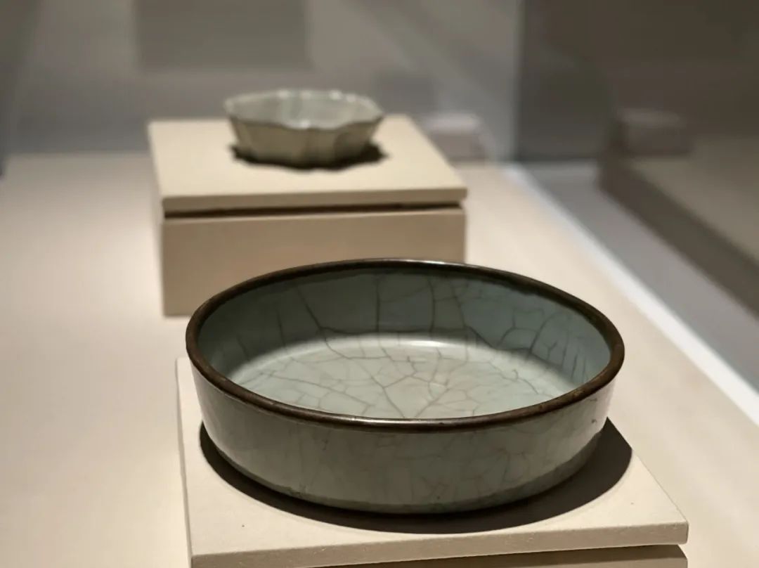 官窑青釉暗龙纹洗 南宋 天津博物馆