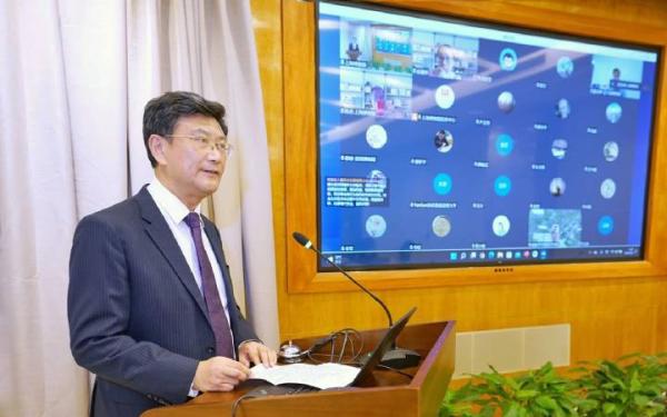 上海博物馆馆长杨志刚作题为“艺术博物馆:走向艺术史纵深的时代”的发言