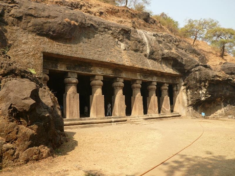 象岛石窟湿婆庙里留存了很多精美的雕像