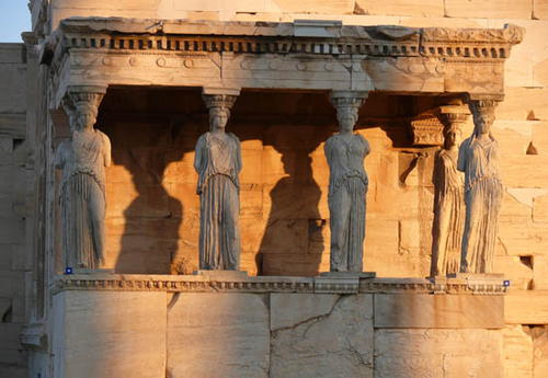每四年雅典人便会举行泛雅典娜节，其与奥林匹克运动会的重要度相约。