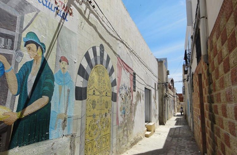 游客可沿阿拉伯人聚居区两侧白垩粉房屋的狭窄街道徜徉