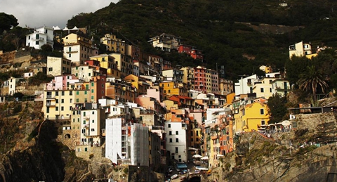 五村镇位于热那亚以东由岩石构成的海岸上