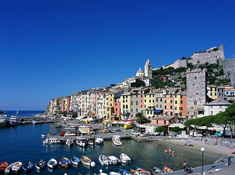 韦内雷港、五村镇以及沿海群岛位于意大利中部