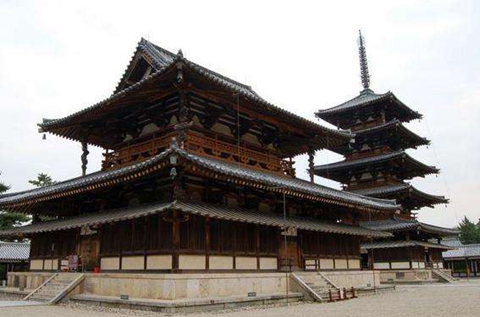 法隆寺是佛教从中国传入日本时修建的最早的一批寺院之一