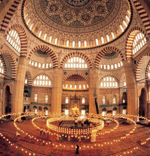 清真寺内部由8根巨大的排列成圆形的柱子支撑