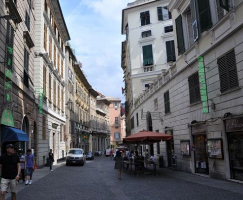 新街，也称加里波第街，是热那亚历史中心最重要的街道之一