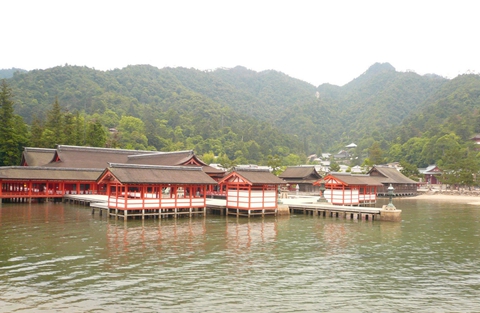 严岛神社位于日本广岛县西南部宫岛