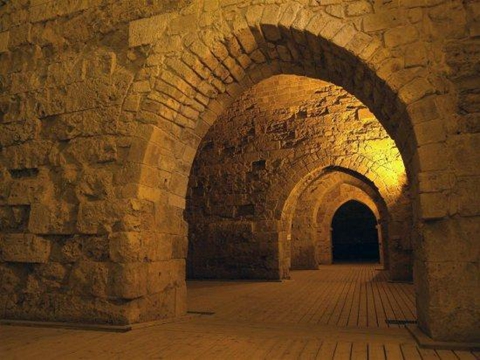 地下城堡由中心向四周呈放射状排列，纵横交错，几乎全部用石头建成