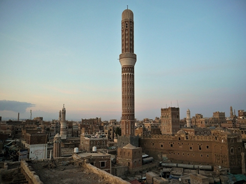 萨那古城，位于也门的东部，拥有优美的自然景色和众多的名胜古迹